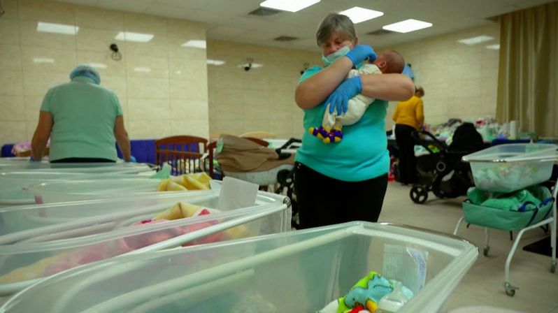 Novorozenci jsou ukryti ve sklepě kyjevské nemocnice. Náhradní rodiče se k nim nedostanou